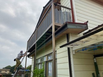 日立市の縦葺き屋根の上に設置された後付けベランダ