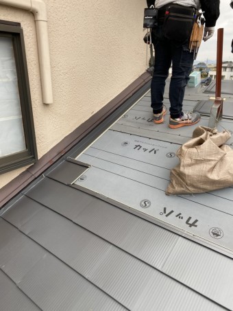 石岡市でガルバリウム鋼板はりをする職人
