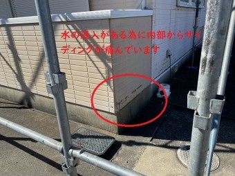 水戸市で水の浸入で痛んでいるベランダサイディング