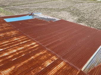 ケラバから煽られ捲れてしまったトタン屋根