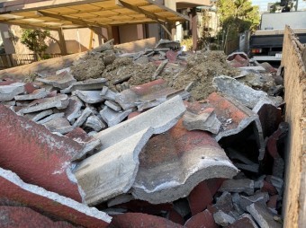 トラック満載に積まれた解体した屋根瓦