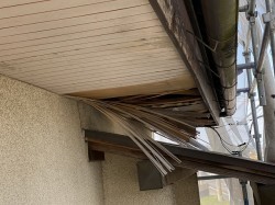 施工前の玄関先面の軒天破損状況