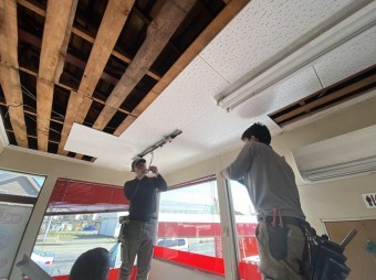天井貼りと照明取付け