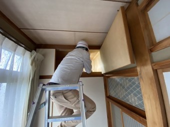 天袋を開けて天井裏を目指す店長