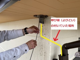 配管の途中を外しワイヤーブラシで詰まりを直す職人