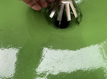 ストレーナーカバーを押し込む作業員