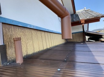 竪樋の継手部分から外れた呼び樋をアップで撮影