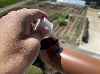 エルボの内側に接着剤を塗布する担当者