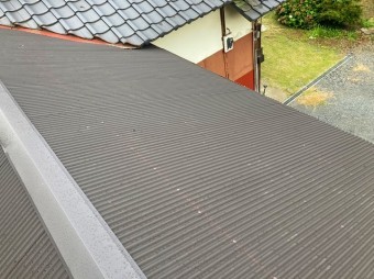 水戸市で隣接部の谷板金と波トタン屋根