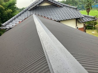 水戸市で母屋と隣接する波トタン屋根