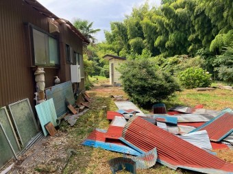 解体された波トタン屋根