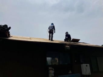 波トタンの下地に野地板ベニヤを貼る職人