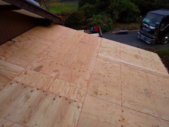 下屋の野地板ベニヤ施工完了