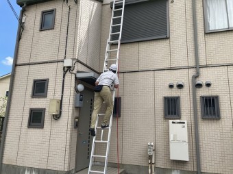ヘルメット着用と腰袋をさげ梯子を上っていくスタッフ