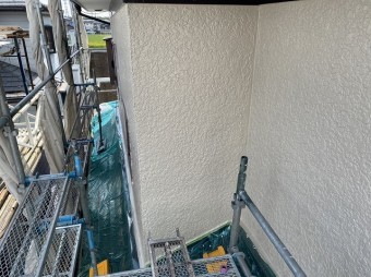 南側の上塗りが完了した外壁