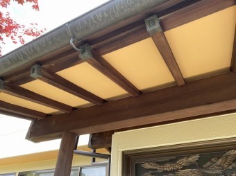 木部の風合いを残す為庇の軒天部のみを塗装
