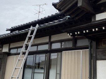 平側屋根に梯子を掛ける