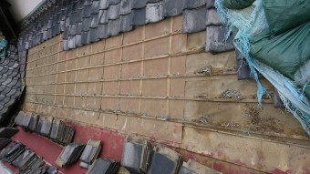 水戸市の瓦屋根葺き直し現場で瓦捲り上げ作業