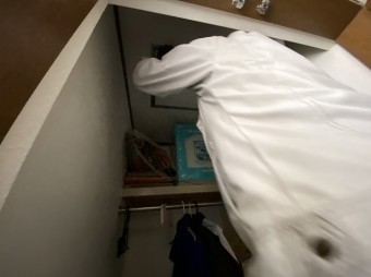 ひたちなか市のお客様宅で2階の点検口から屋根裏の点検を試みる担当者