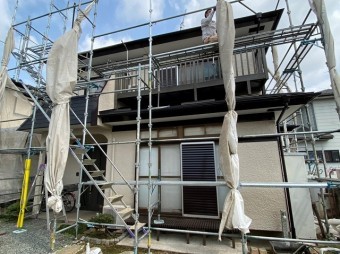足場が取れていないが施工は完了した小美玉市の現場