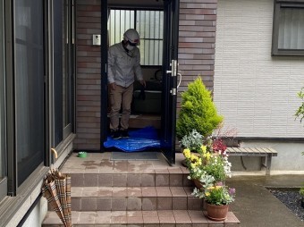 鹿嶋市で雨漏り調査を進めていきブルーシートにて玄関養生