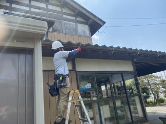 脚立にのり五丁流れ金具を取り付ける職人