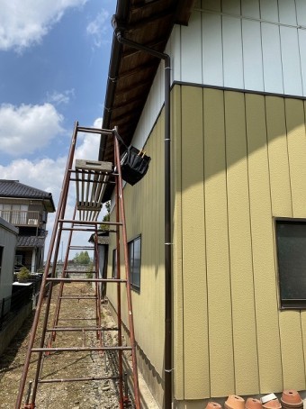 9尺脚立を使用し倉庫の西側に新規雨樋を施工