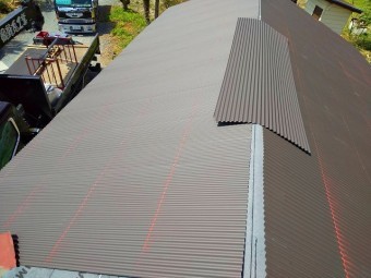 水戸市の波トタン屋根施工でチョーク水糸で印を付け、傘釘で留めていく