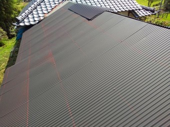 水戸市の波トタン屋根施工でチョーク水糸で印を付ける