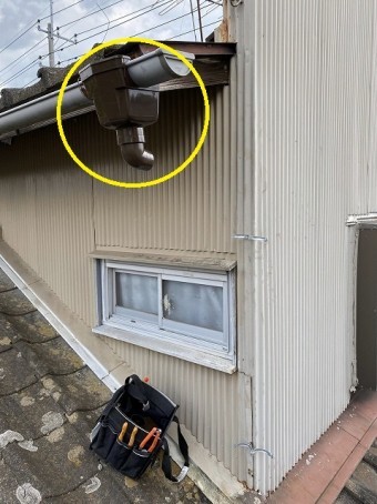 2階の軒樋は交換せず集水器から交換している取り直している画像