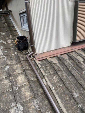 2階の竪樋に這樋を施工し1階の軒樋に伸ばす