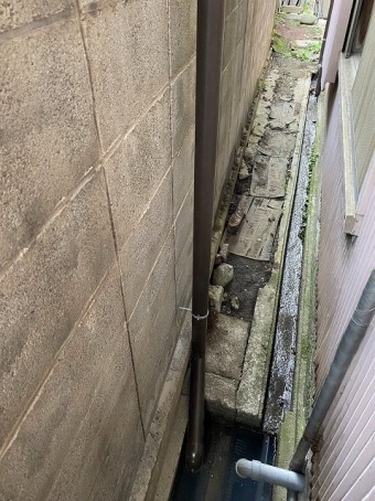 新しく取り直した竪樋を排水溝迄伸ばす