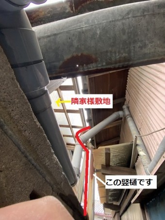 北側から撮影した隣家に雨が流れてしまう原因部分