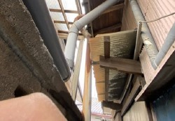 施工前の錆付いている白い竪樋