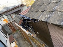 8mある軒樋を交換している北側の画像