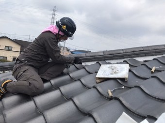 鏝を持ち換えながら降り棟の漆喰詰め直しを行う職人