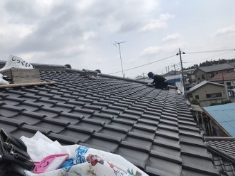 ひたちなか市の現場で漆喰詰め直しを行う職人