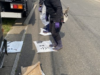 練り漆喰を足で踏み込み再度練り直す職人