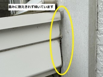 重みに耐えきれずフラワーボックスが傾いてしまっている
