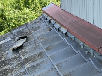 茨城町で現場調査中の葺き止めから落ちる葺き止めのし瓦