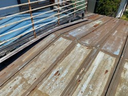 屋根葺き替え前の劣化が進んだ瓦棒屋根