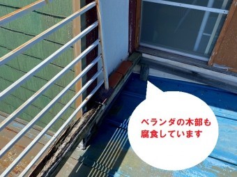 日立市の瓦棒葺き屋根雨漏りは経年劣化が原因で天井雨染み被害の現場調査の小屋裏雨漏り調査でベランダの木部が腐っています