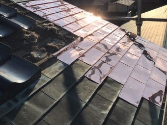 銅板葺き替えを行った部分に太陽光が反射し眩しい