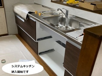 システムキッチンラクエラを施工中の水戸市の現場