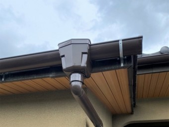 軒天増し張り工事と雨樋交換工事完了