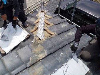 鏝で化粧棟の土台を微調整する職人