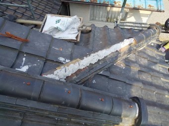 笠間市の現場の降り隅棟を南蛮漆喰を使用して積み上げる