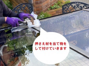 ひたちなか市のアール型カーポート屋根のポリカーボネート板交換で押さえ材を当て物をしてつけます