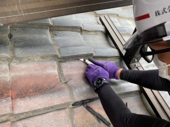 瓦のラバ―ロックをカッターで切る街屋根スタッフ