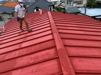 日立市の雨漏りしている瓦棒屋根上から調査していきます
